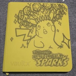 Pasta personalizada Vault X com 12 bolsos – Gravada a laser com design de faíscas | Armazenamento premium de Pokémon TCG | Pré-venda