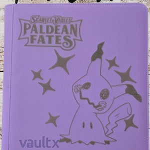 Aangepaste Vault X 12-mapmap – lasergegraveerd met mimikyu-ontwerp | Premium Pokémon TCG-opslag | Voorbestellen