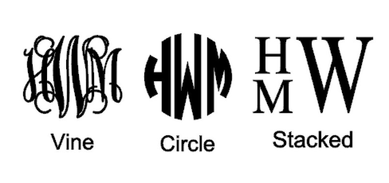 Puede incluir: Dise&ntilde;os de monogramas en blanco y negro en tres estilos: Vine, Circle y Stacked. El estilo Vine presenta letras entrelazadas, el estilo Circle tiene letras dentro de un c&iacute;rculo y el estilo Stacked muestra letras verticales.