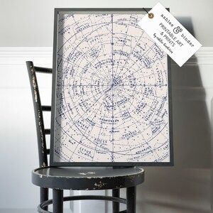 Puede incluir: Un mapa de estrellas vintage enmarcado con fondo blanco y constelaciones azules. El mapa muestra las constelaciones del hemisferio norte, incluyendo la Osa Mayor, la Osa Menor, Casiopea, Andr&oacute;meda y Pegaso. El mapa est&aacute; rodeado por un marco negro.