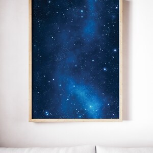 Pu&ograve; includere: Una stampa incorniciata di un cielo notturno blu scuro con una galassia di stelle bianche.