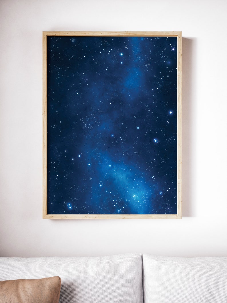 Pu&ograve; includere: Una stampa incorniciata di un cielo notturno blu scuro con una galassia di stelle bianche.