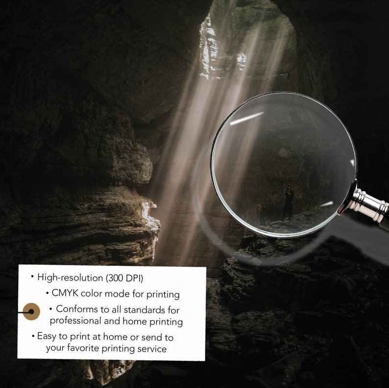 Op de afbeelding: Een dramatische landschapsfoto van een grotinterieur, verlicht door lichtstralen. Een vergrootglas staat op de voorgrond. Tekst op een witte rechthoek luidt: Hoge resolutie (300 DPI), CMYK-kleurmodus voor afdrukken, Voldoet aan alle normen voor professioneel en thuis afdrukken, Gemakkelijk thuis af te drukken of naar uw favoriete afdrukservice te sturen.
