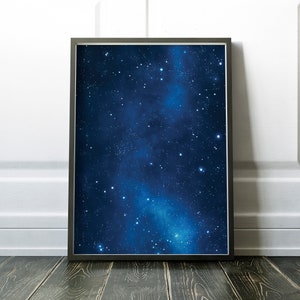 Pu&ograve; includere: Una stampa incorniciata di un cielo notturno blu scuro con una galassia bianca e molte stelle bianche.