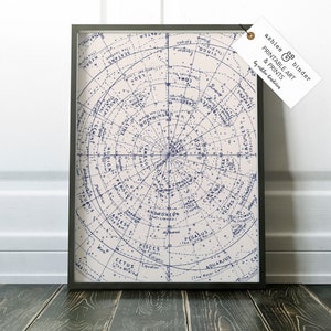 Puede incluir: Un mapa de estrellas de estilo vintage en un marco negro con fondo blanco y constelaciones azules. El mapa muestra las constelaciones del hemisferio norte. El texto en el mapa incluye los nombres de las constelaciones y el ecuador celeste.
