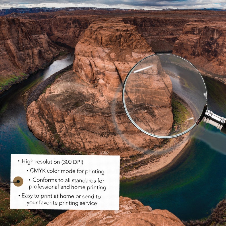 Puede incluir: Vista a&eacute;rea de un ca&ntilde;&oacute;n con un r&iacute;o serpenteante, visto a trav&eacute;s de una lupa. Las paredes del ca&ntilde;&oacute;n son de color marr&oacute;n rojizo y el agua es de un verde azulado profundo. El texto indica que la imagen es de alta resoluci&oacute;n y apta para imprimir.