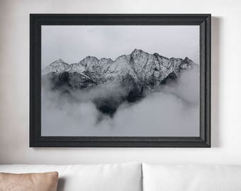Montaña minimalista imprimible, impresión de montaña en blanco y negro, impresiones de montaña imprimibles, fotografía de paisaje brumoso, arte de montaña nevada