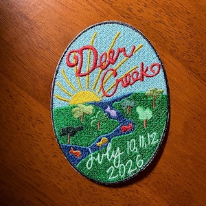 Écusson brodé du concert de Phish à Deer Creek, tournée d'été de juillet 2026 : nature, soleil, poissons colorés et épingles.