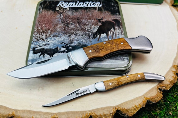 Engraved Remington Pocket Knife Set: White Tail & Fox, Olive Wood