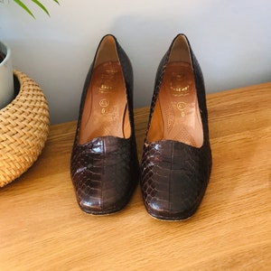 Ladies vintage shoes / heels / pumps brown snake skin leather