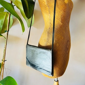 Monedero / bolso / clutch vintage de cuero, negro gris, piel de serpiente, años 80
