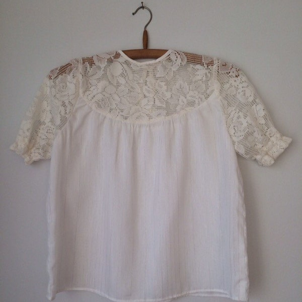 Ladies / girls vintage blouse / top,m / shirt, white, lace, gold pinstripes