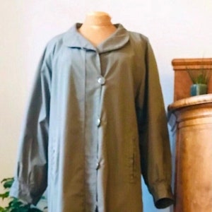 Vintage women’s raincoat / oversize rain jacket / trench coat