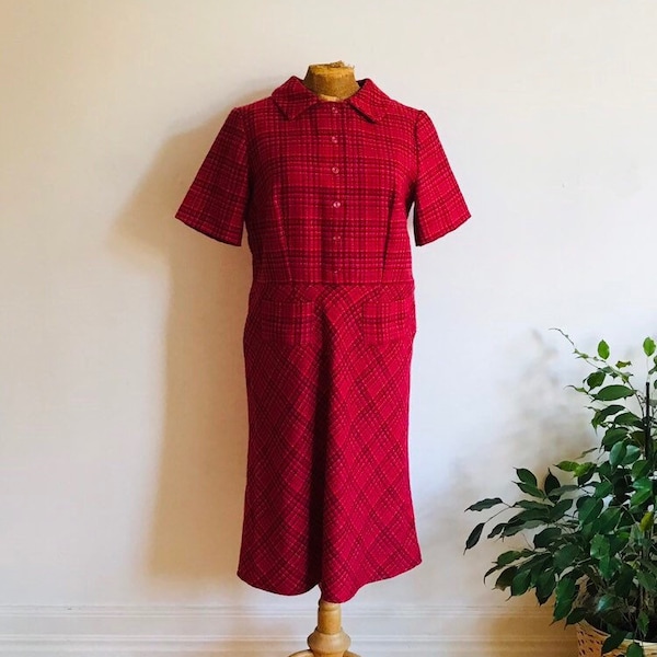 Vintage red dress, 1950s / 1960s, plaid, wool, short sleeve