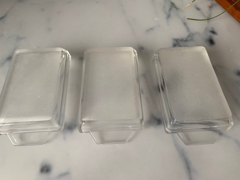 K&ouml;nnte beinhalten: Drei rechteckige Glasschalen aus klarem Glas mit mattem Boden. Die Schalen sind leer und haben einen leichten Rand.