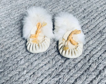 Vintage baby slippers / moccasins in leather and fur from Canada