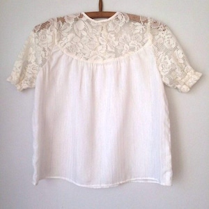 Ladies / girls vintage blouse / top,m / shirt, white, lace, gold pinstripes
