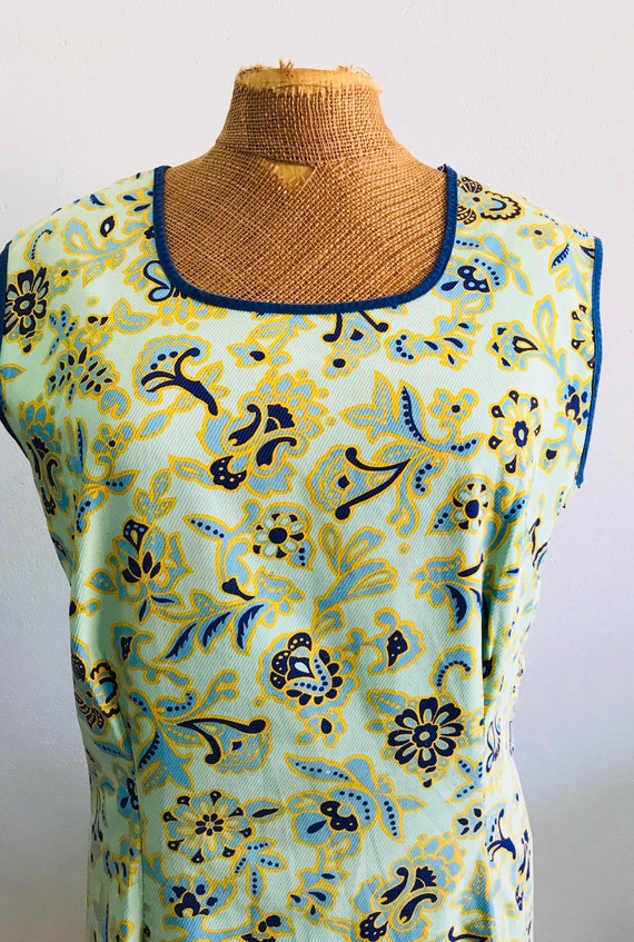 Vintage sleeveless dress in a floral print, 1940s,