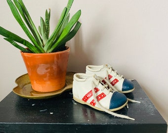 Vintage baby shoes, leather, white, 1970s, 12 to 18 months