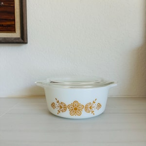 Vintage Pyrex baking dish / casserole dish, Butterfly