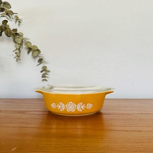 Vintage Pyrex baking dish / casserole dish, Butterfly