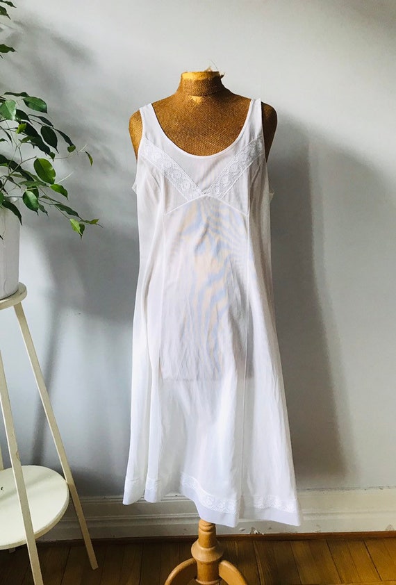 Ladies vintage slip, white full length, full figur