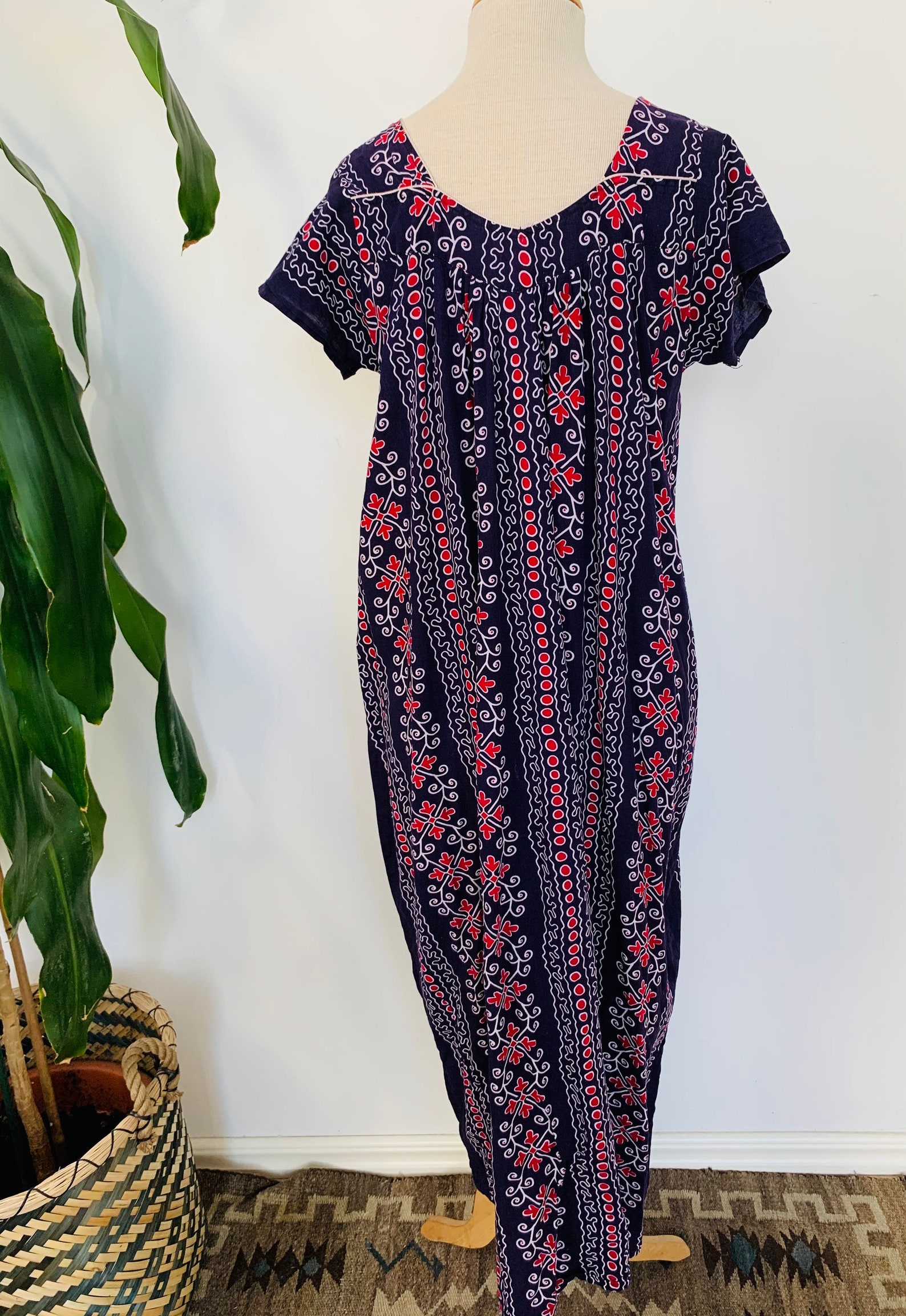 Vintage house dress / moo moo in a purple print cotton Etsy