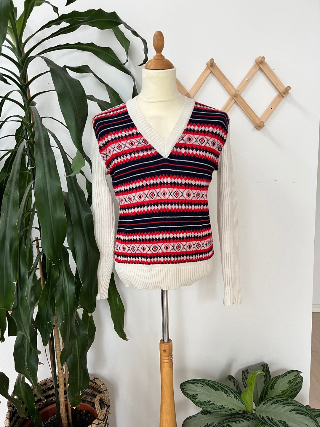 Red Haute - V-Neck Sweater Navy