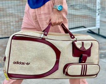 Zeer zeldzame vintage Adidas tennis- en pickleballtas uit de jaren 70, authentiek origineel, afkomstig uit een fotoshoot of reclameproductie.