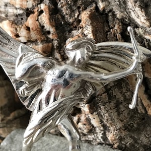 Eine wundervolle Silber Brosche, die Eros SKU4001 darstellt