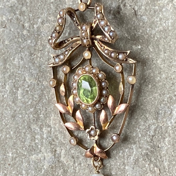 A Beautiful Classic Lavalier Victorian/Edwardian Peridot Pendant   SKU8099