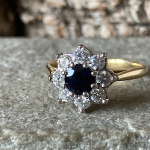 A Classic Vintage 18ct Gold Natural Sapphire And Diamond Cluster Ring     SKU4936