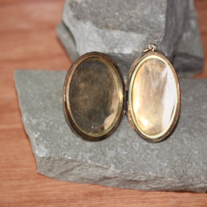 An Stunning 9ct Gold Oval Bk And Ft locket SKU 451