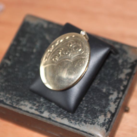 An Stunning 9ct Gold Oval Bk And Ft locket SKU 451