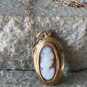 A Lovely Vintage Classic Gold Cameo Pendant And Chain    SKU4906