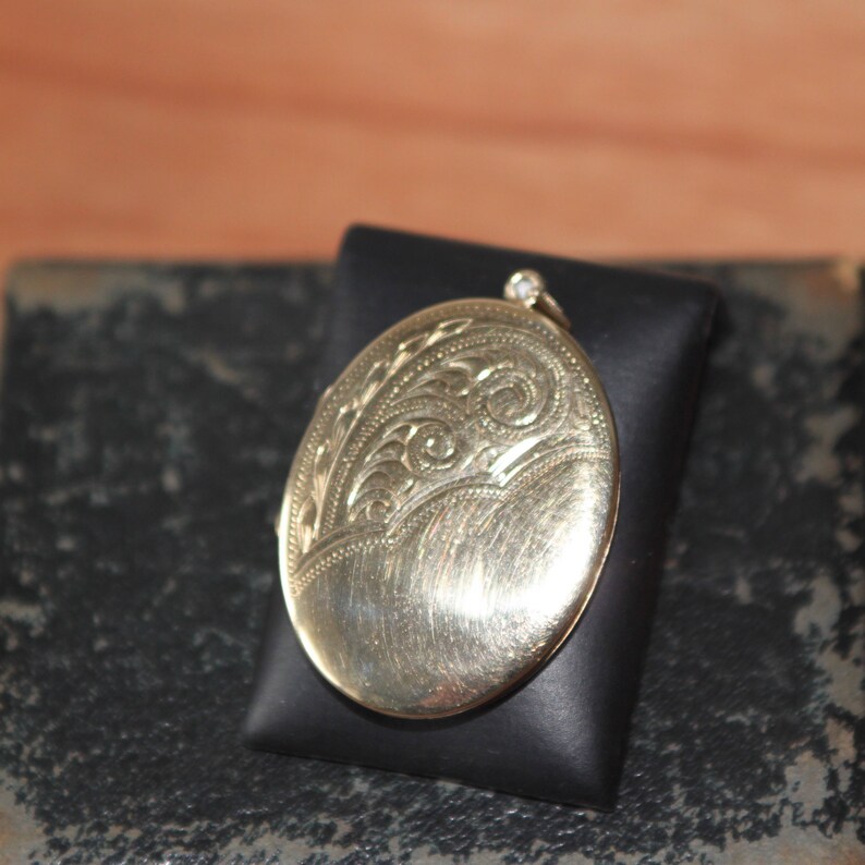 An Stunning 9ct Gold Oval Bk And Ft locket SKU 451