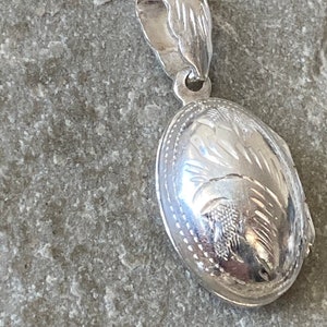 Ein hübsches graviertes Oval Silber Medaillon SKU8712
