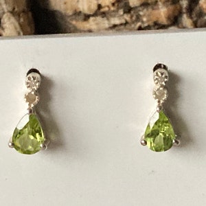 A Pair Of Pretty Silver And Peridot Earrings    SKU8453