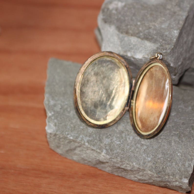 An Stunning 9ct Gold Oval Bk And Ft locket SKU 451