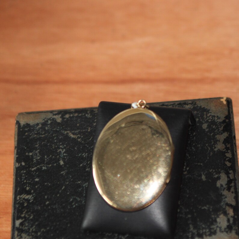 An Stunning 9ct Gold Oval Bk And Ft locket SKU 451