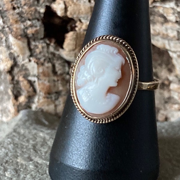 A lovely Classic Vintage Cameo Ring   SKU4773