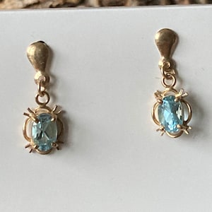 Hübsche 9 Karat Gold Blautopas Hängeohrringe SKU4468