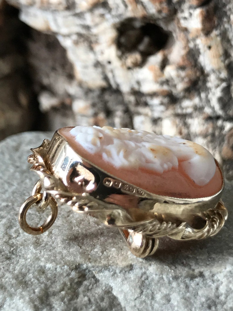 A Classic Oval 9ct Gold Cameo Brooch In Miniature SKU4063