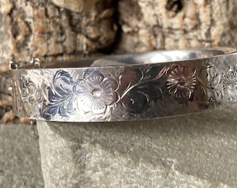 美しいヴィンテージバングル、シルバーの刻印入りバングル