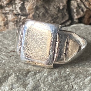 A Lovely Vintage Classic Gold On Silver Signet Ring     SKU8247