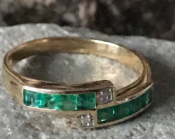 A Stylish Emerald  And Diamond Ring   SKU3523