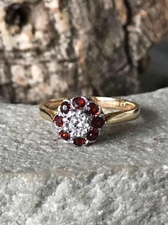 A Gorgeous Vintage 18ct Garnet And Diamond  Clust… - image 1