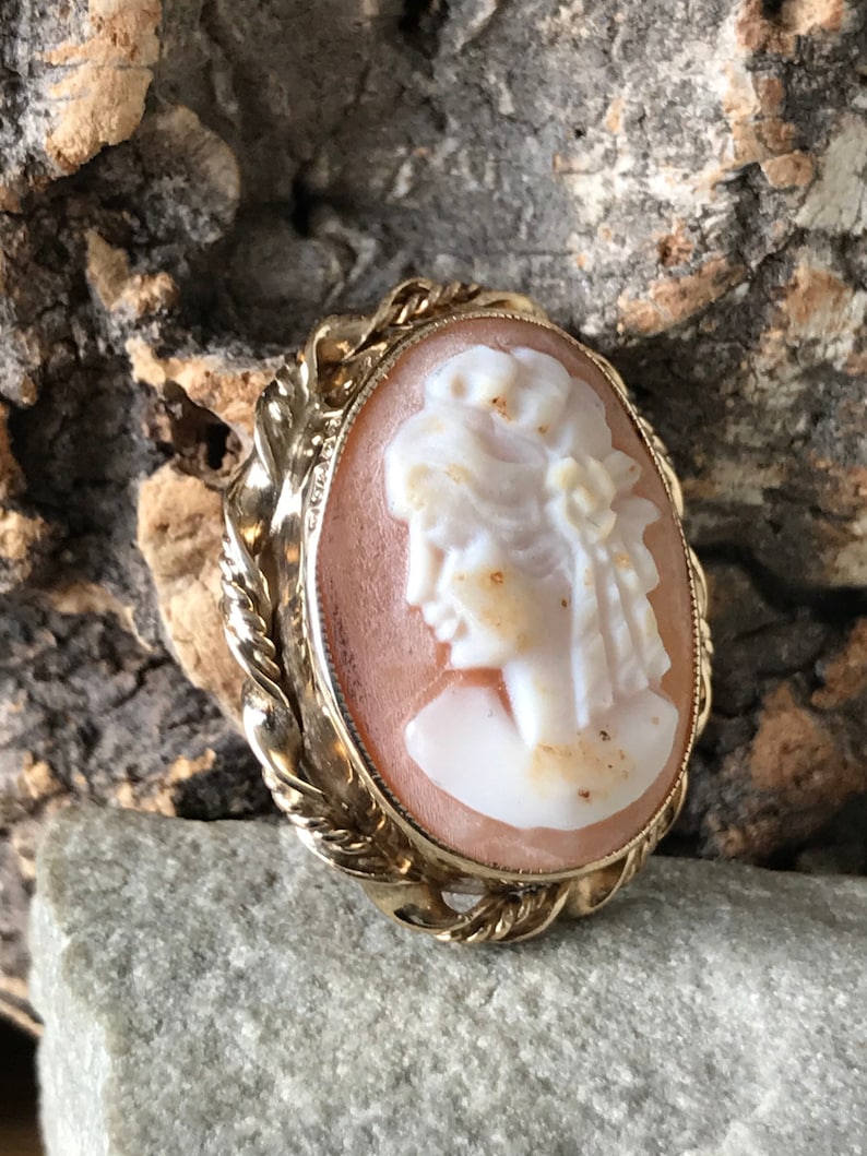 A Classic Oval 9ct Gold Cameo Brooch In Miniature SKU4063