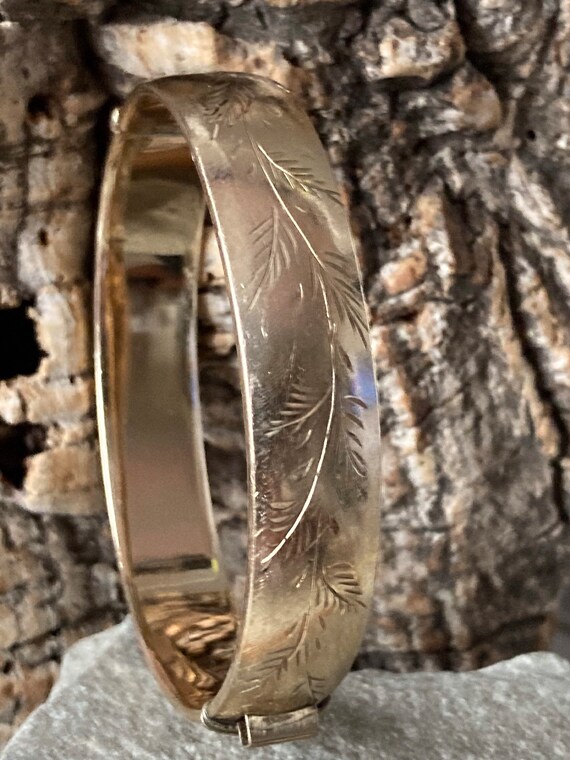 A Wonderful Classic 9ct  Rolled Gold Engraved Ban… - image 10