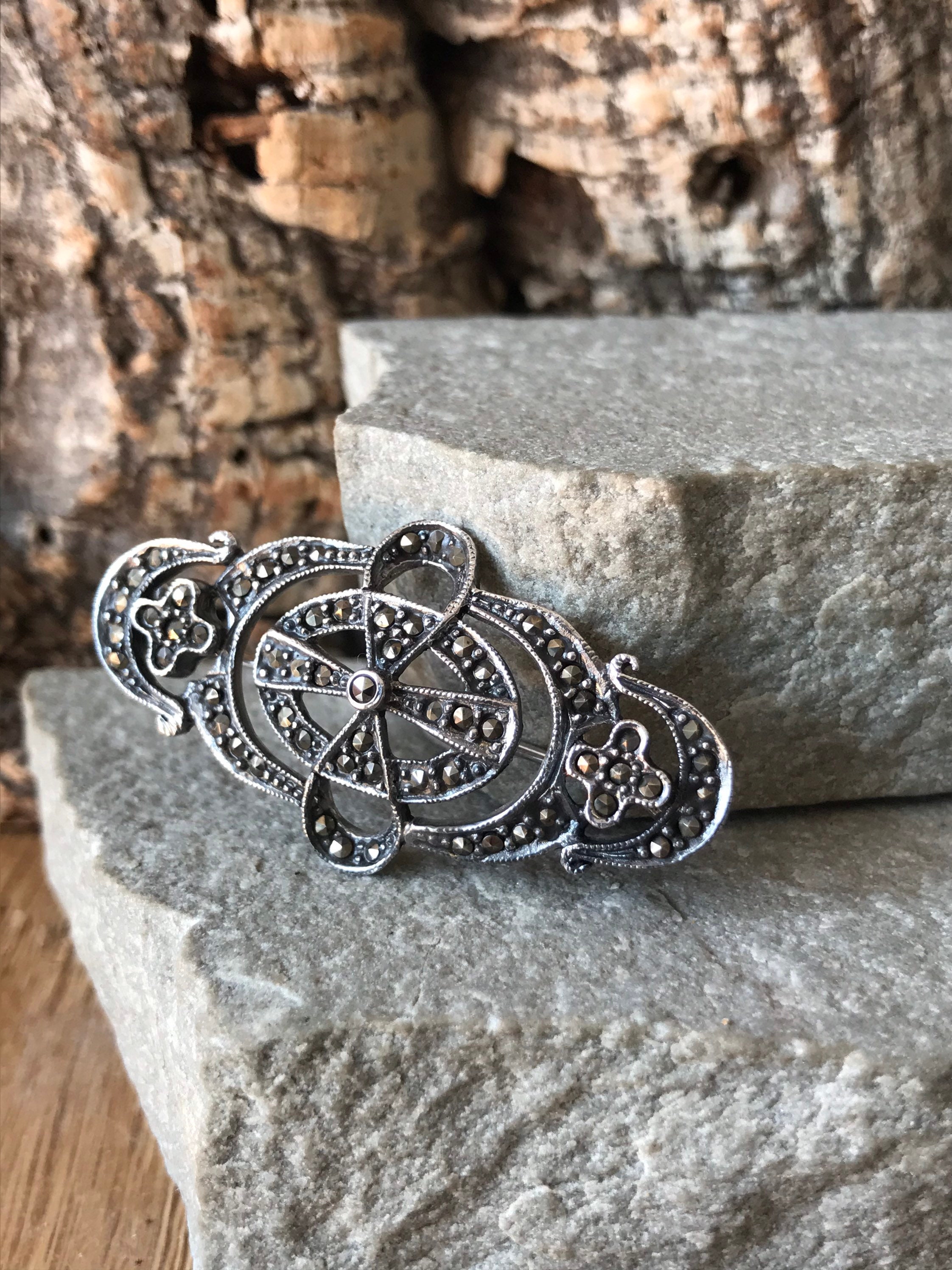 クラシックなヴィンテージ装飾のシルバーとマーカサイトブローチ